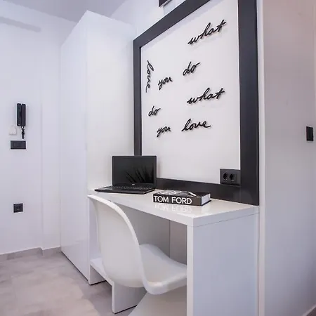 Rhodes Diamond Luxury Flat In The Heart Of Town *