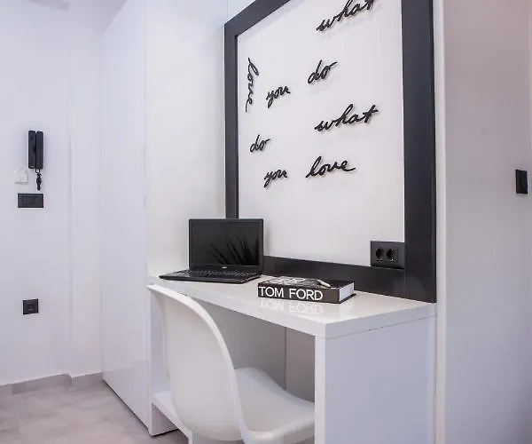 Rhodes Diamond Luxury Flat In The Heart Of Town *