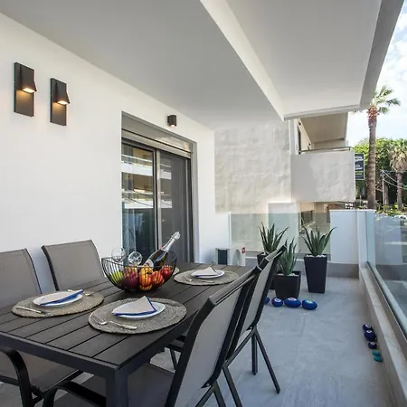 Rhodes Diamond Luxury Flat In The Heart Of Town