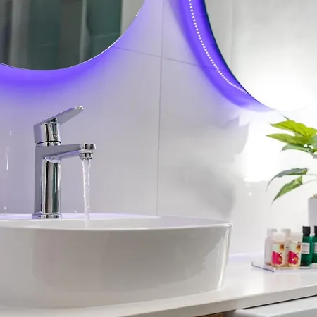 Rhodes Diamond Luxury Flat In The Heart Of Town